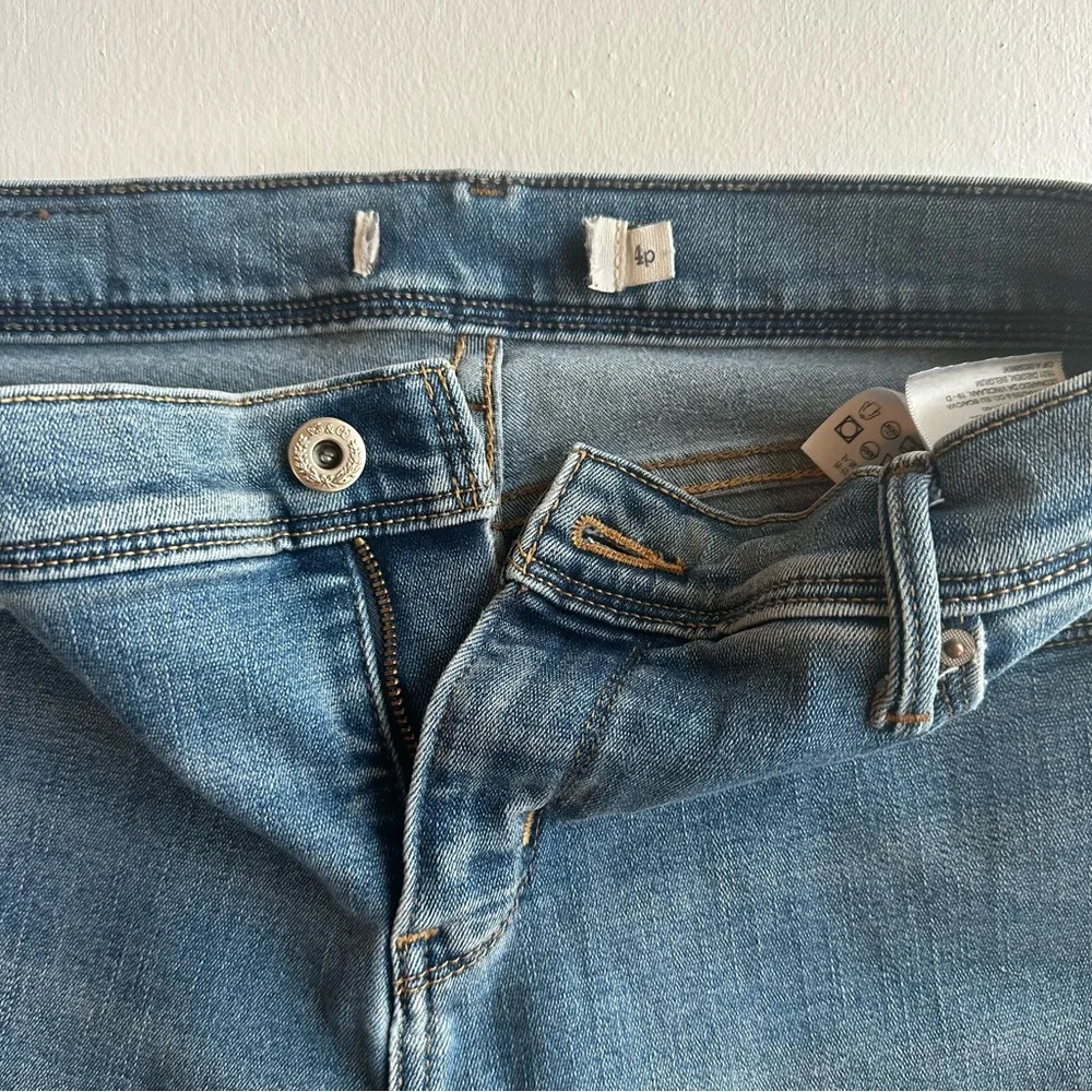 Levi’s‎ Straight Leg Women Size 4P Denim Jeans Embroidered Pockets